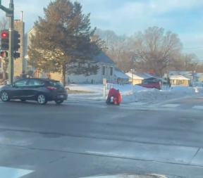 SVI KOMENTARIŠU JEDNU STVAR Čovek se okliznuo i pao nasred ulice, a onda je usledila NEVEROVATNA SCENA (VIDEO)